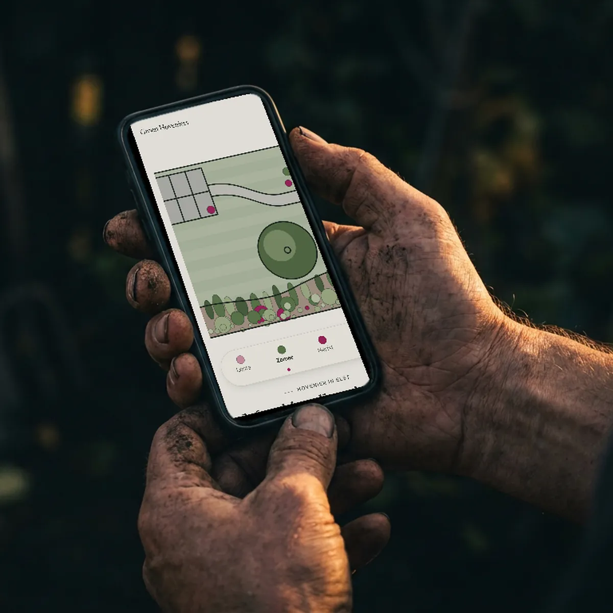 Handen van een hovenier met aarde eraan, met de voorbeeldsite hovenier.desitesmid.nl op de telefoon